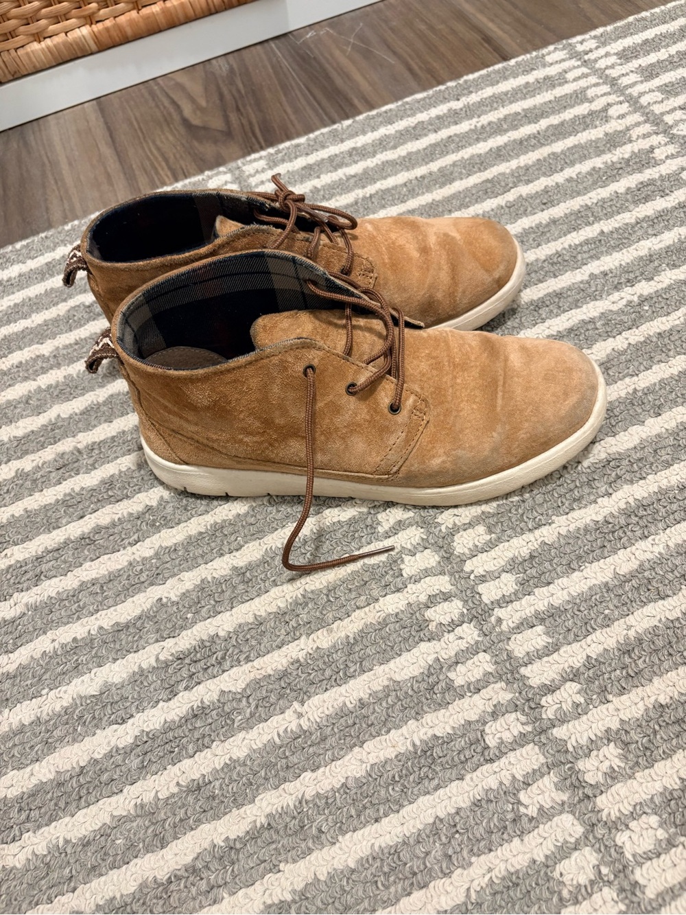 UGG Men's/womens  Suede UGG Boots in Tan Brown with White Sole